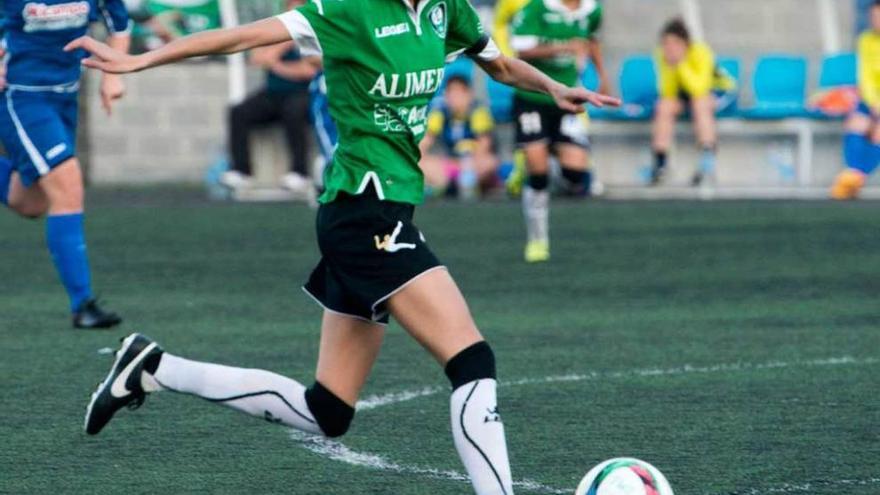 Yoli, con el balón, en el partido ante el Oiartzun.