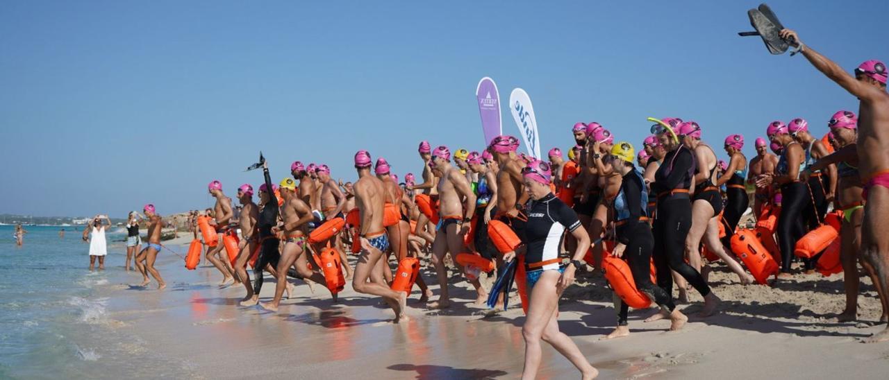 Salida de 2021 de la vuelta a nado a Formentera por la fibrosis quística.