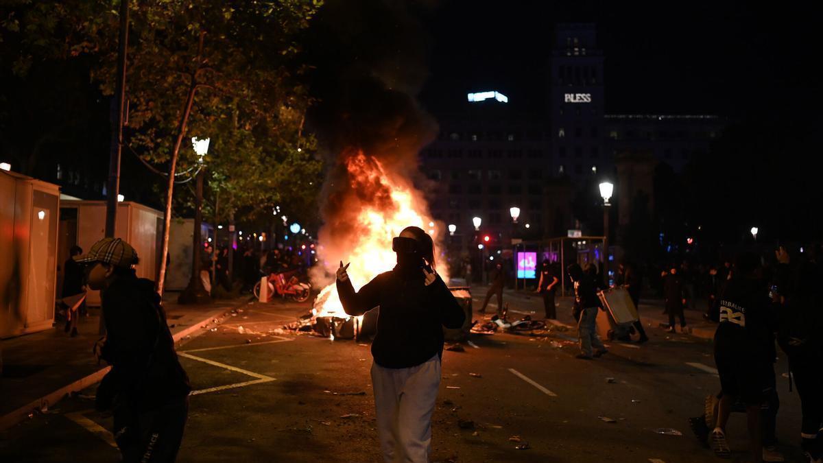 Los grupos de WhatsApp a TikTok, así se organizaron los disturbios en Barcelona: "Chavales, bien hecho, estamos activos