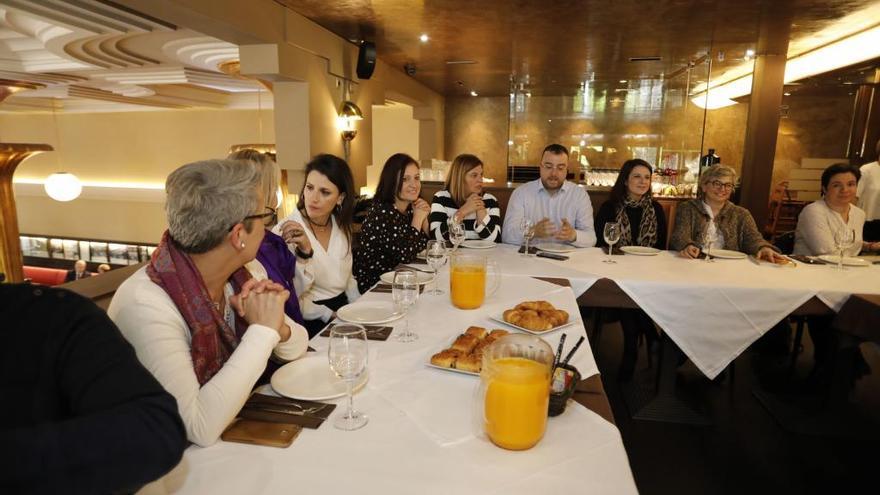 Adrián Barbón, Adriana Lastra y Ana González, en la reunión de esta mañana con asociaciones de mujeres