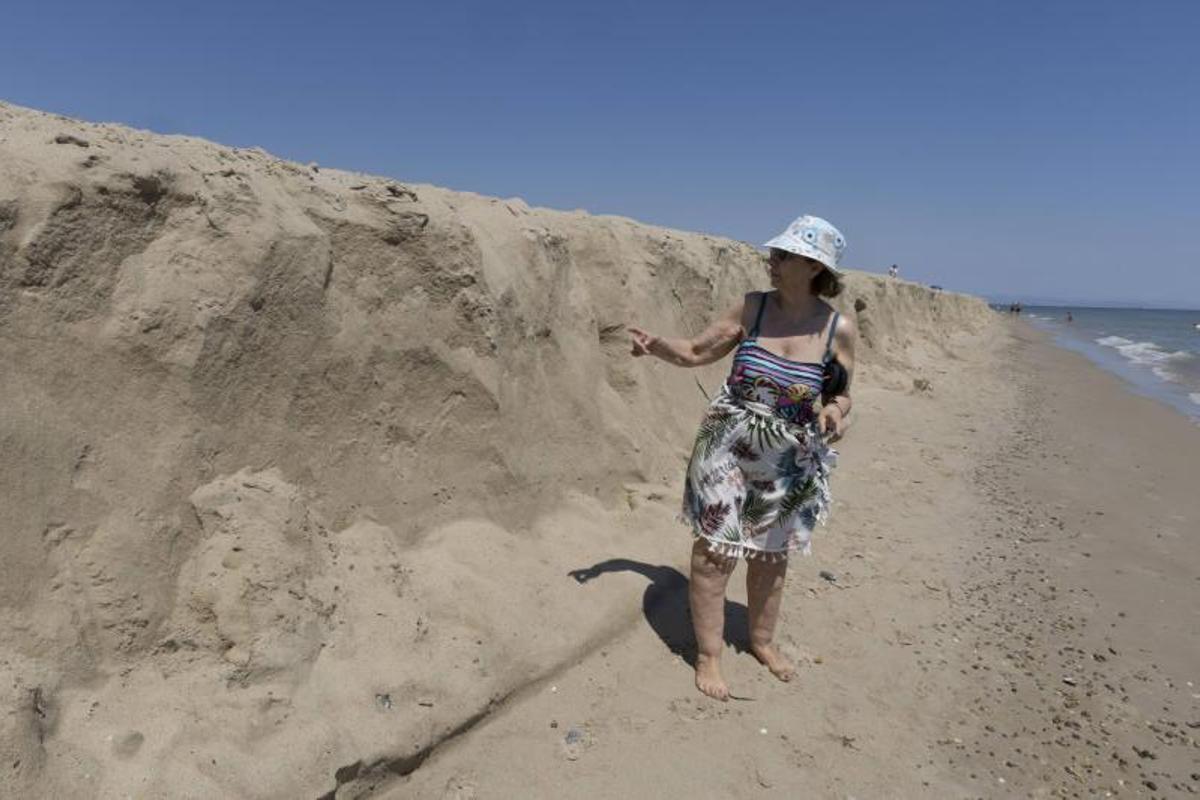 Una usuaria de la playa explica el impacto que causa el escalón.