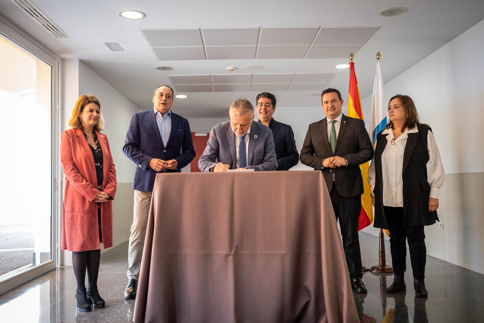 Torres y Martín visitan al Hospital del Sur