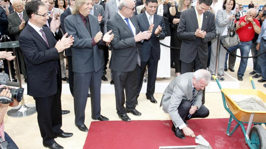 El expresidente Ramón Luis Valcárcel pone la primera piedra del parque temático de la Paramount en presencia de Joaquín Bascuñana, Michael  Bartock, Jesús Samper,  Ghassan El Aradi y Alfonso Martínez Cerón. L. O.