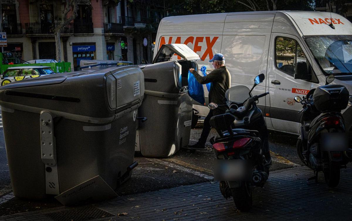 Les motos a les voreres priven l’accés als contenidors