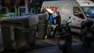 Les motos a les voreres priven l’accés als contenidors