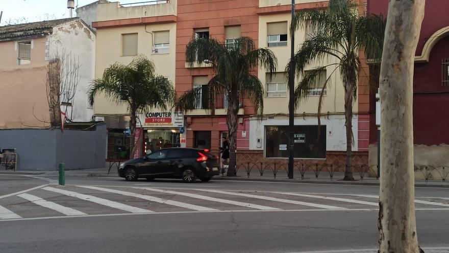 Un incendio y un accidente en la Ronda de San Francisco de Lucena movilizan a la vez a las emergencias