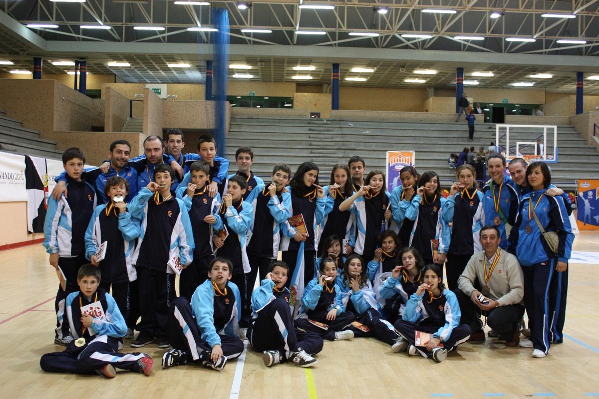 Carbajo y Sergio, con las selecciones gallegas alevines, en el Nacional de 2007. Junto a ellos, Jonathan Barreiro; abajo, entre las niñas, María Araújo.