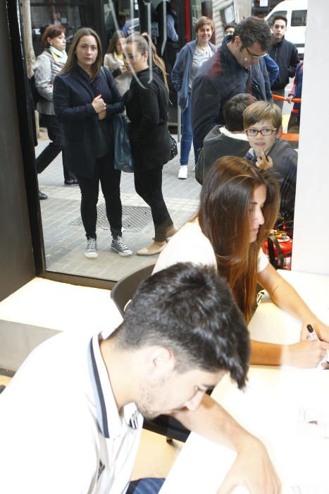 Carlos Soler desata la locura en la Megastore