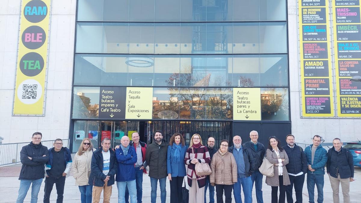 Asociaciones de vecinos y profesionales de Rambleta junto a Maite Ibáñez, ayer.