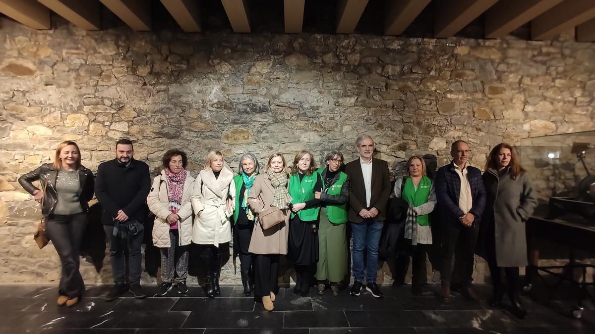 Foto de familia de autoridades y voluntarios antes de la gala.