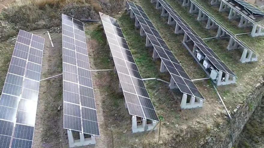 Las placas solares que brinda energía a los socios de la comunidad de Luco de Jiloca. | LUCO ENERGÍA