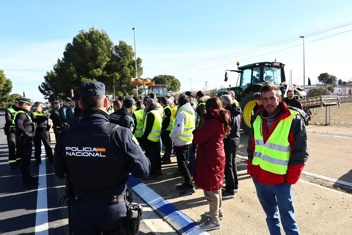 En imágenes | Atascos en los alrededores de Plaza por un protesta de agricultores por el acuerdo del Mercosur En imágenes | Atascos en los alrededores de Plaza por un protesta de agricultores por el acuerdo del Mercosur