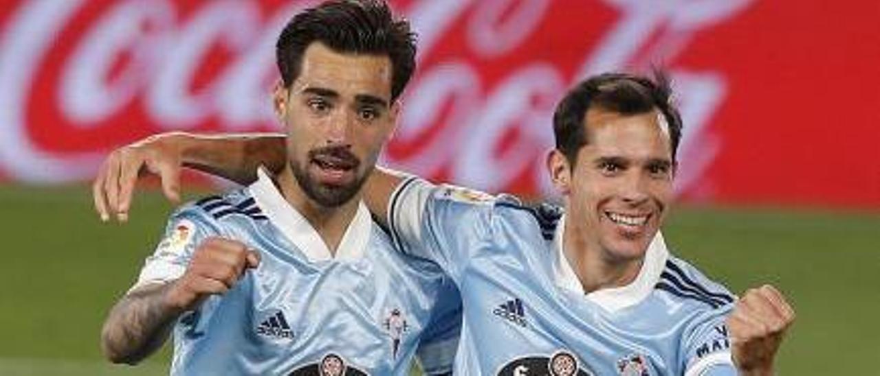 Brais Méndez y Solari celebran el gol anotado por el argentino. // RICARDO GROBAS