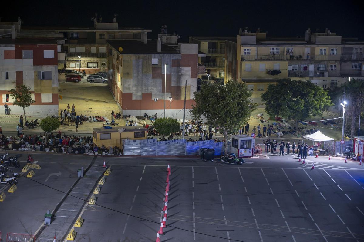 Decenas de migrantes siguen durmiendo en los alrededores de Loma Colmenar (Ceuta) Decenas de migrantes siguen durmiendo en los alrededores de Loma Colmenar (Ceuta)