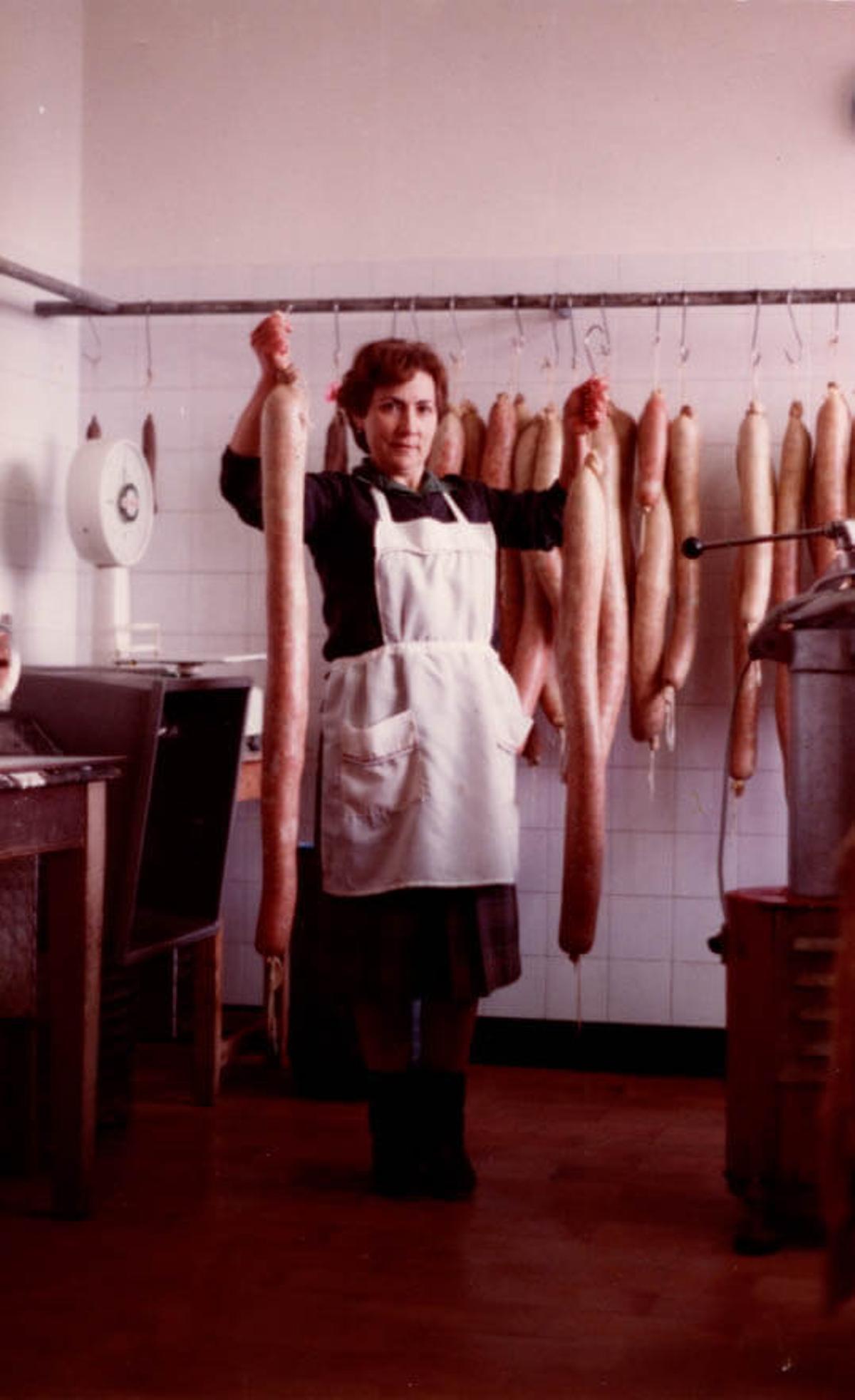Joana Pujol amb les llonganisses elaborades a la carnisseria.