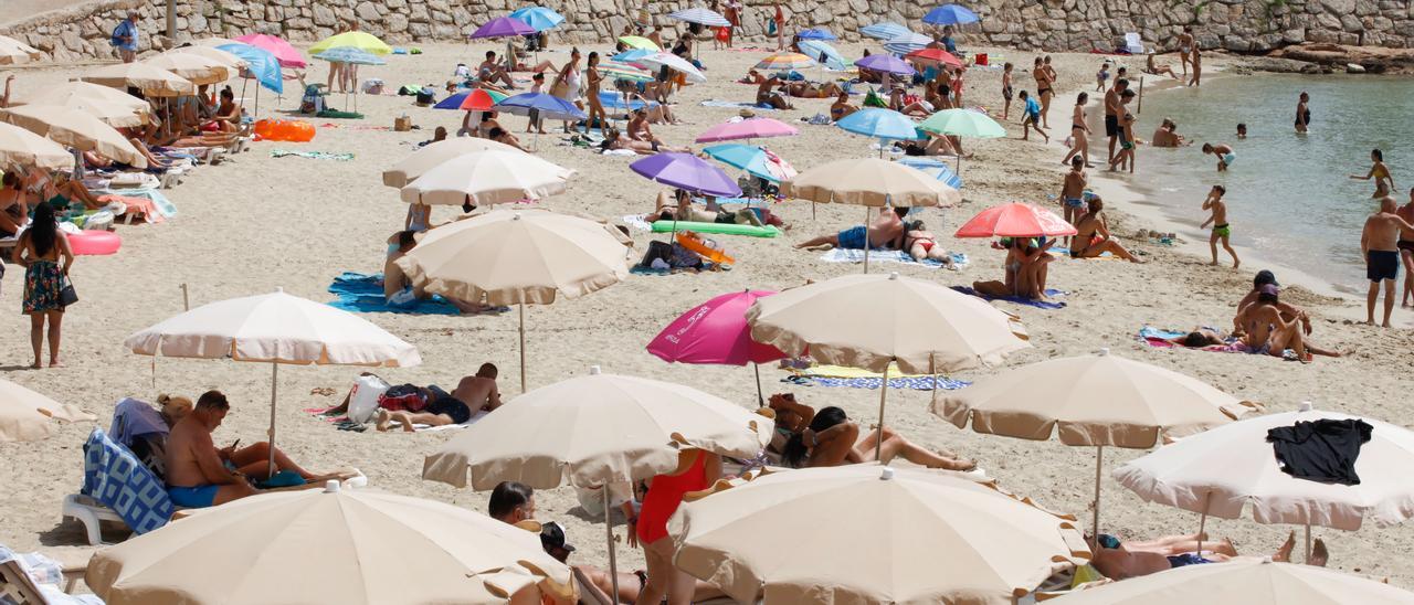 Turistas en ses Figueretes el pasado verano.