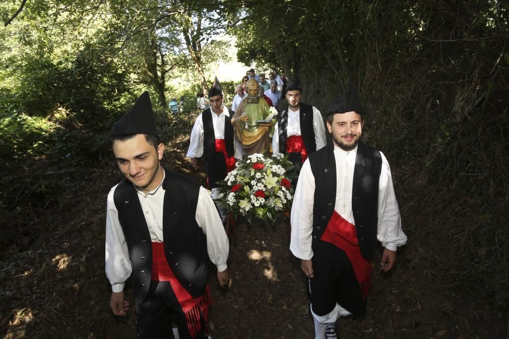 Procesión a la cuevina de San Pedro en Sariego