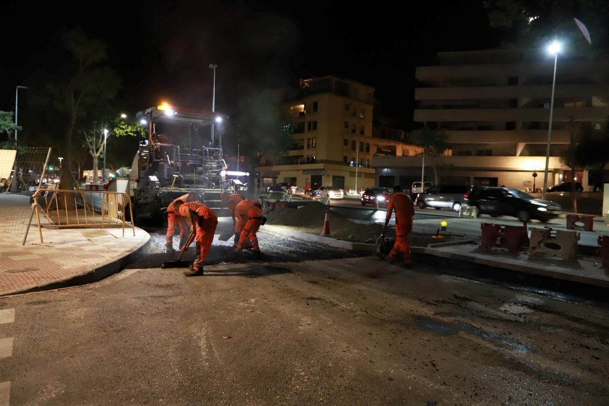 Operarios trabajan en plena noche ante la demora en la obra.