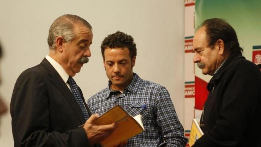 José Luis Bermúdez, Luis González y Jairo Prieto, autor del libro, en la presentación del trabajo.