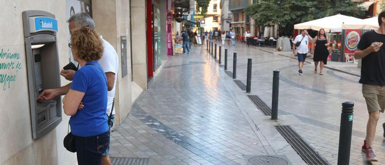 Clientes de banca en un cajero automático. | L. O.