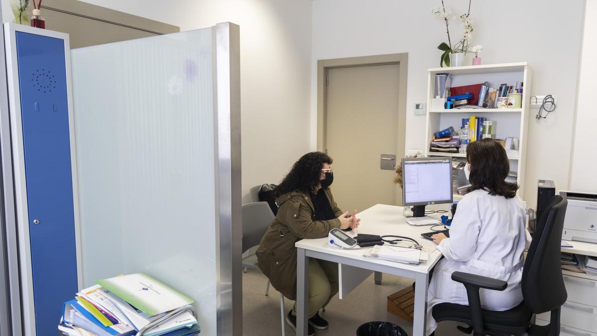 Una médica de cabecera atiende a una paciente en un ambulatorio de València en una imagen de archivo.