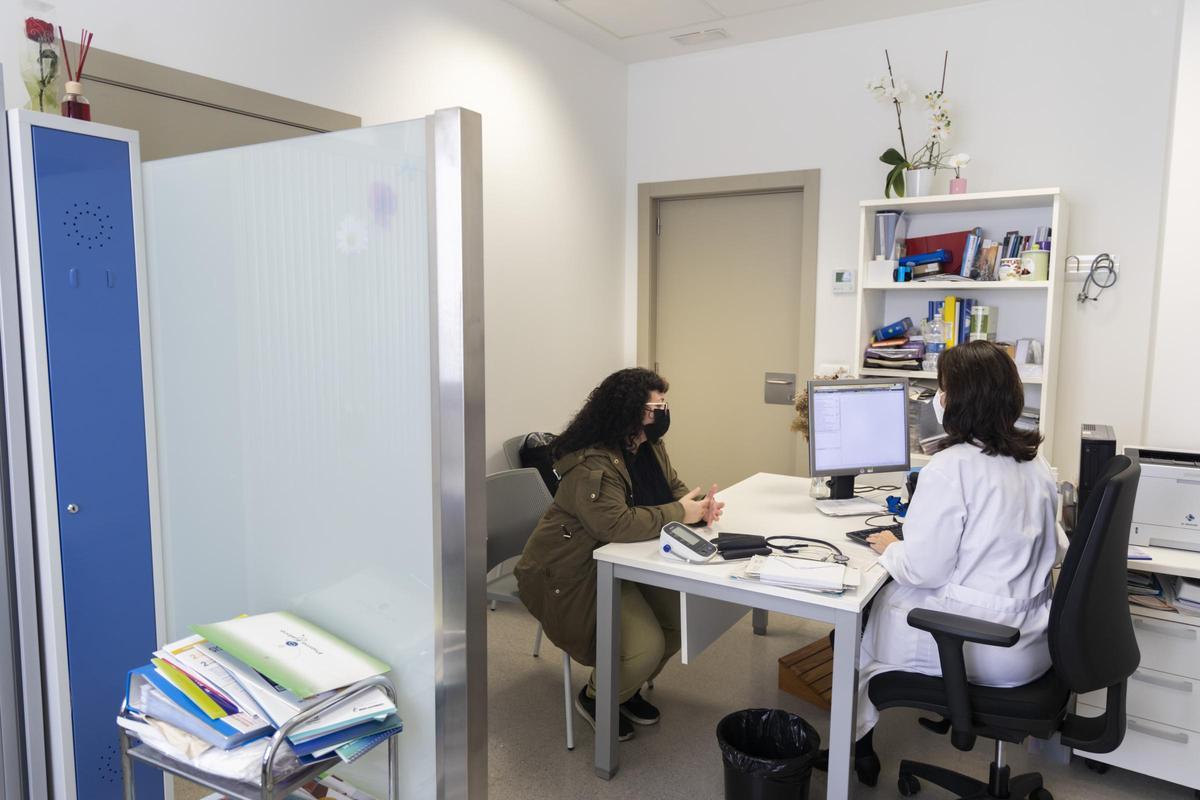 Una médica de cabecera atiende a una paciente en un ambulatorio de València en una imagen de archivo.
