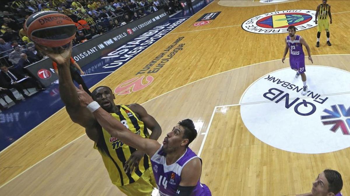 Gustavo Ayón trata de taponar un lanzamiento de Ekpe Udoh