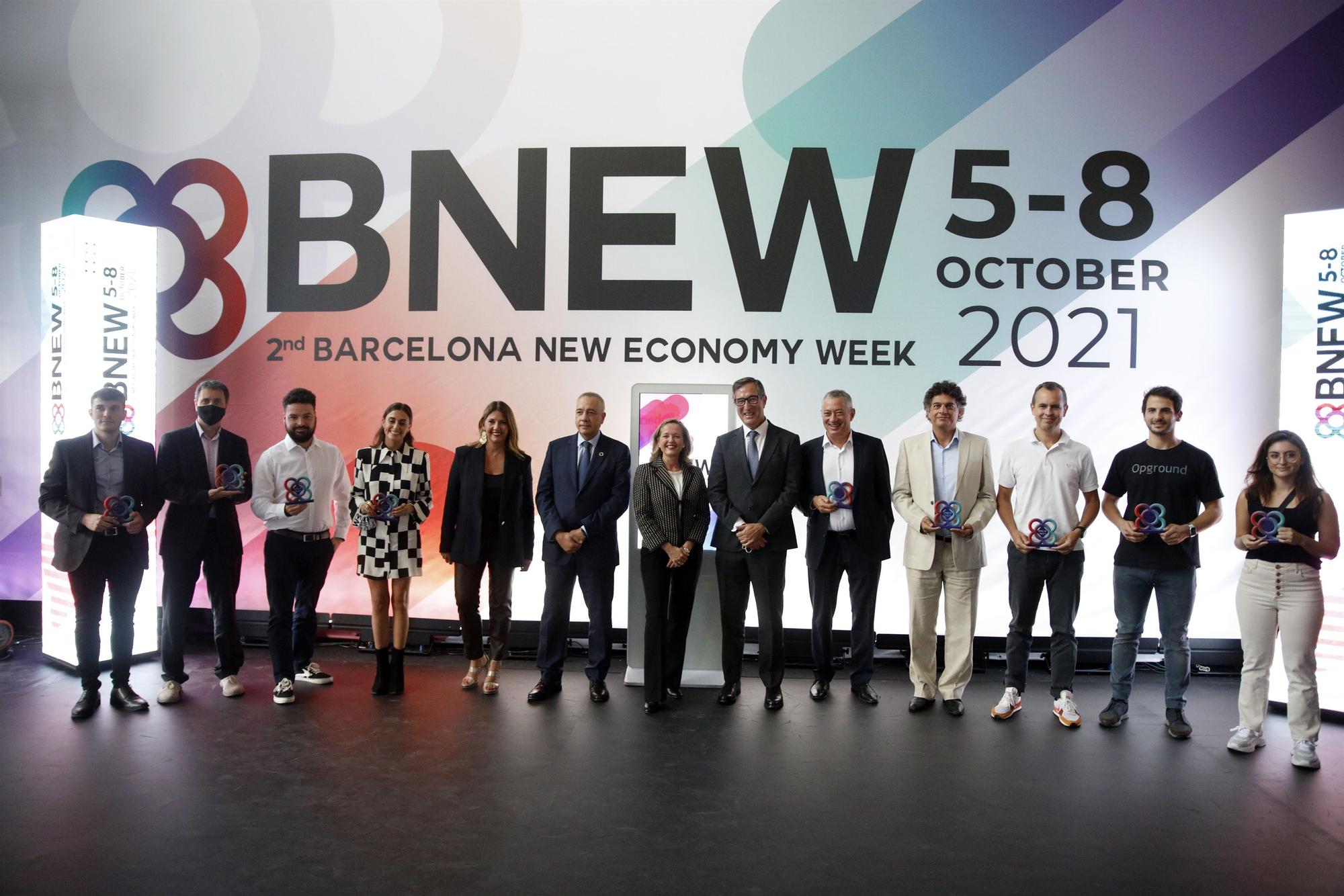 La vicepresidenta primera del Gobierno, Nadia Calviño, junto a los representantes de las 'start-ups' premiadas en BNEW.