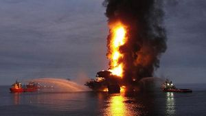 National Geographic ha fet públiques una sèrie de fotos que recullen l’enfonsament de la plataforma petrolífera de BP al golf de Mèxic, el 20 d’abril, que ha causat el desastre mediambiental més gran de la història dels EUA.
