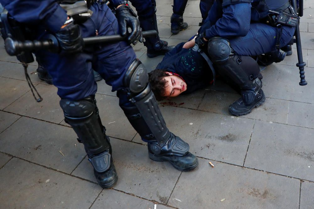 Tensió i enfrontaments entre Mossos i manifestants al centre de Barcelona