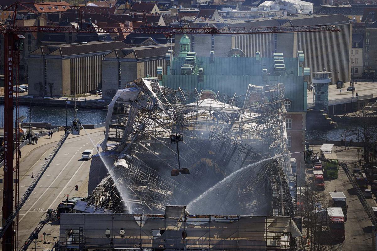 La Bolsa de Valores, uno de los edificios más antiguos de Copenhague, arrasada por un incendio.