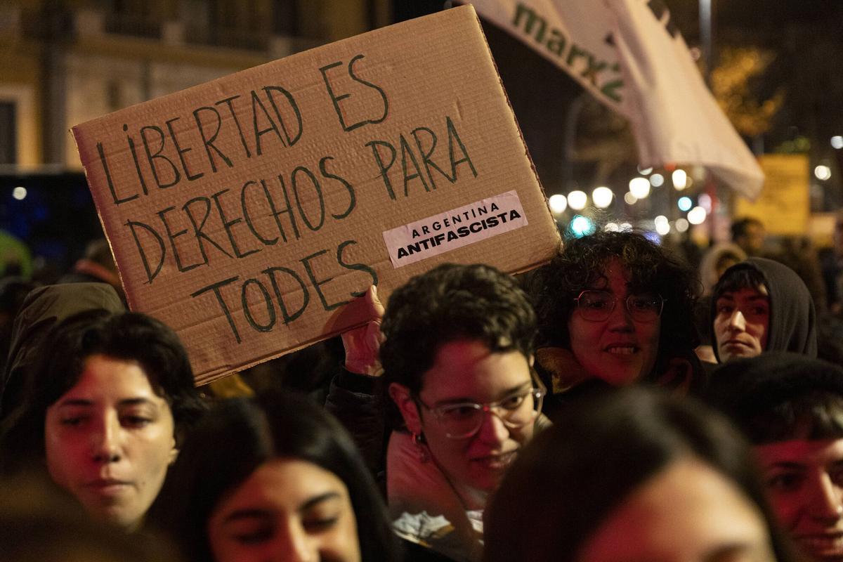 Manifestación frente al Consulado de Argentina en Barcelona contra Milei por dichos anti LGTB+ en Davos