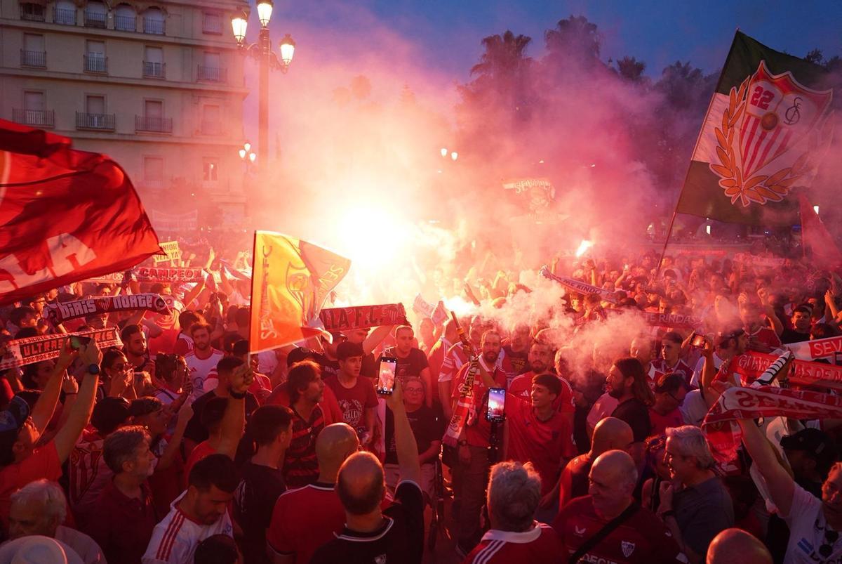 Miles de sevillistas participaron en la protesta convocada para reclamar cambios en la directiva del club. Miles de sevillistas participaron en la protesta convocada para reclamar cambios en la directiva del club.