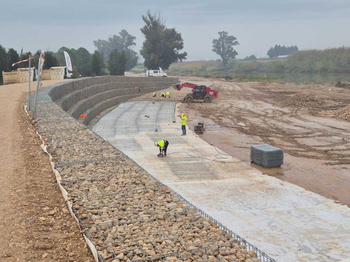 Trabajos de la CHJ en la mota de l'Alcúdia, en una imagen de hace unas semanas.