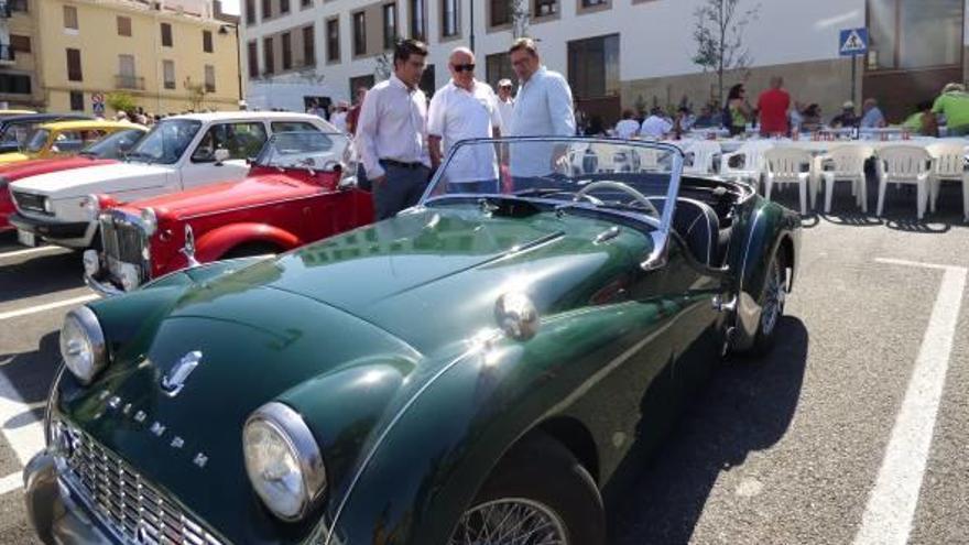 Rodríguez junto a un coche de la marca Triumph, uno de los más destacables del Rally, ayer.