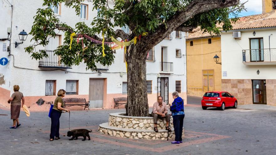 Varios vecinos de Confrides charlan en la plaza de esta localidad del interior de la Marina Baixa, esta semana.