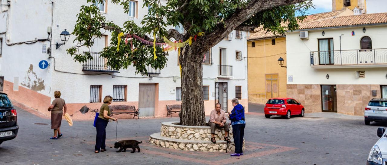 Varios vecinos de Confrides charlan en la plaza de esta localidad del interior de la Marina Baixa, esta semana.