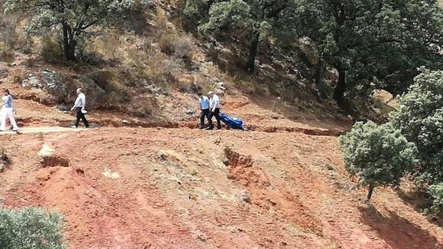 Traslado del cuerpo hallado en San Antón.