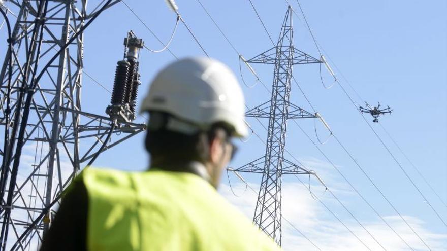 Un dron enfoca a una torre de electricidad en Sada. |   // CARLOS PARDELLAS