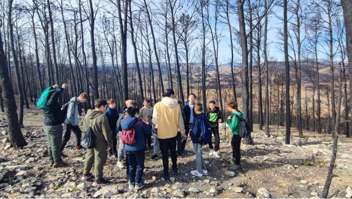 El alumnado, durante la visita a la zona afectada por el incendio del pasado verano.