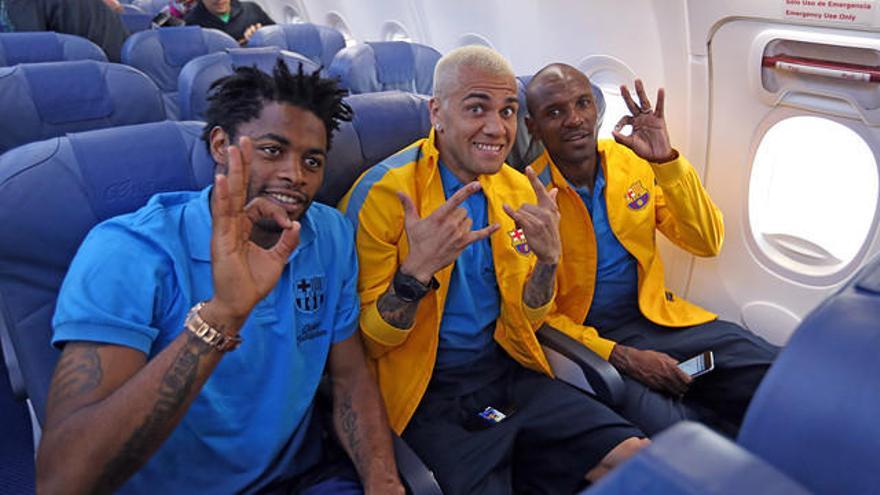 Song, Alves i Abidal dins de l&#039;avió.