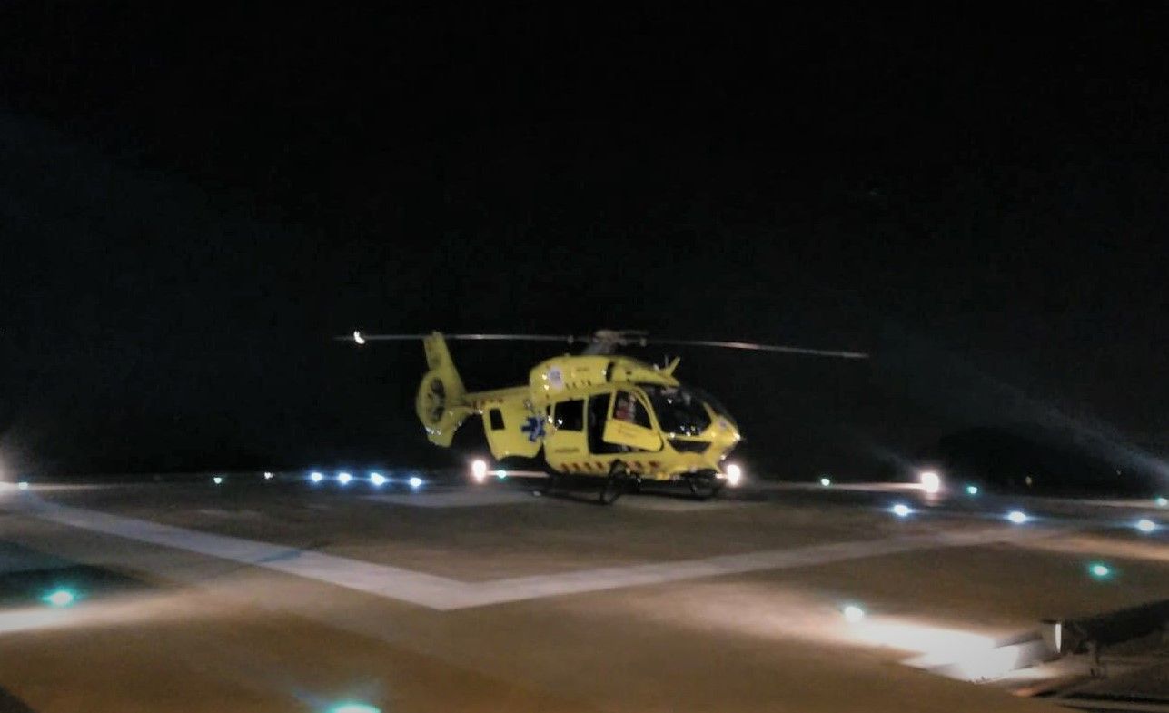 Un helicóptero del SEM en el helipuerto del Hospital Can Ruti de Badalona.