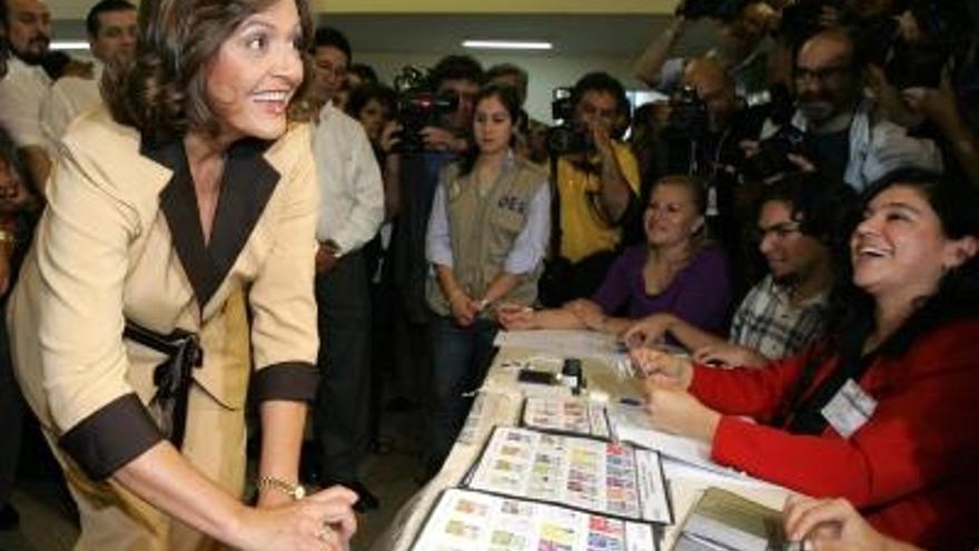 La ex ministra de Educación Blanca Ovelar (I), candidata del gubernamental Partido Colorado, durante su proceso de votación, en un puesto electoral en Asunción (Paraguay), durante las elecciones generales de ese país. Más de 2,8 millones de paraguayos, de una población de 6 millones, están habilitados para elegir el sucesor del presidente Nicanor Duarte y renovar al mismo tiempo las autoridades del Congreso y los gobiernos regionales para los próximos cinco años.