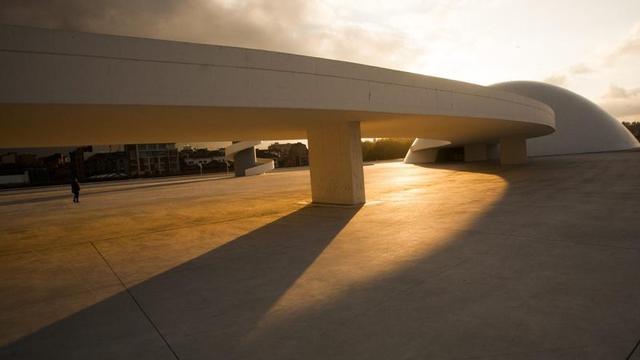 Atardecer en el entorno del Oscar Niemeyer.
