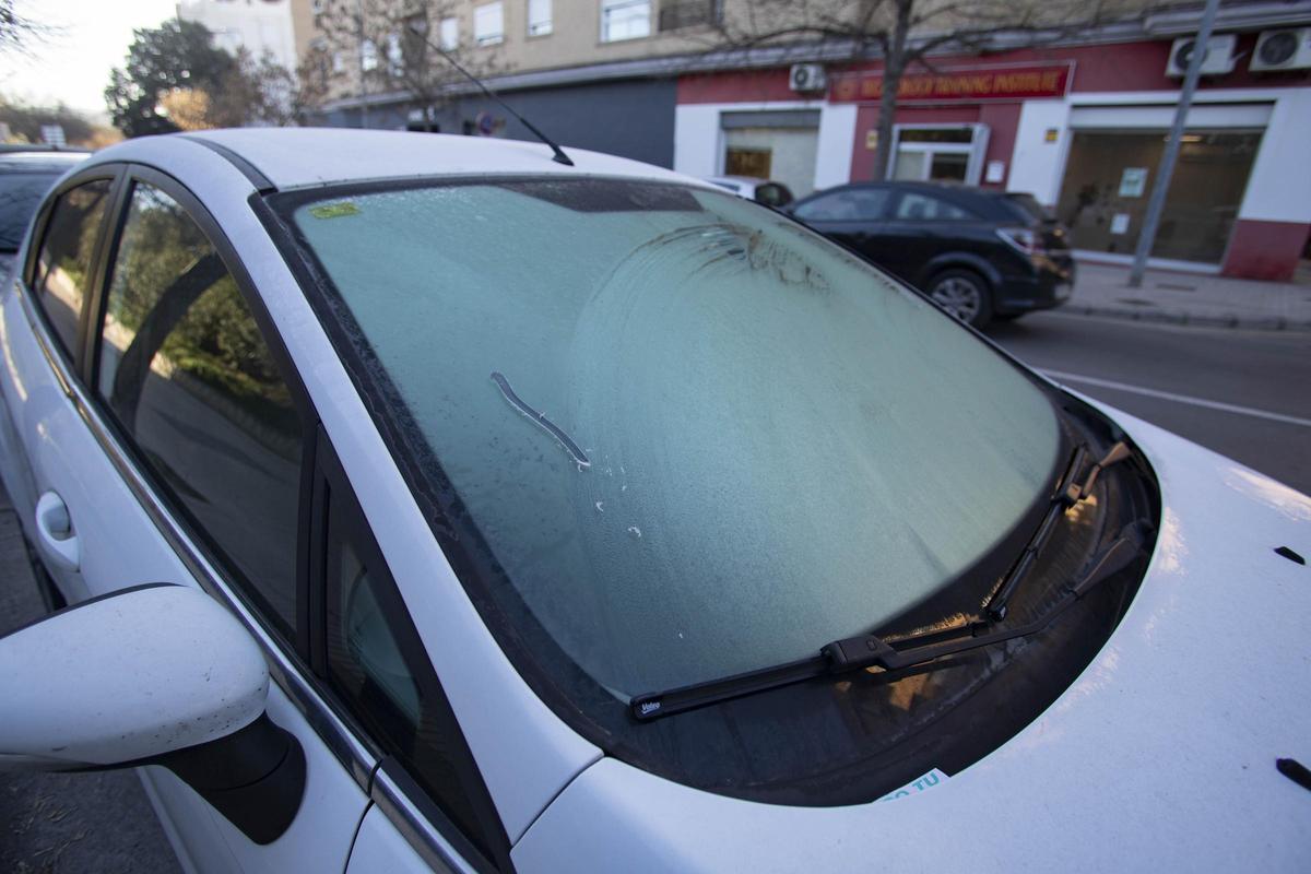 Cotxe amb rosada blanca per les temperatures baixes, en una imatge d’arxiu