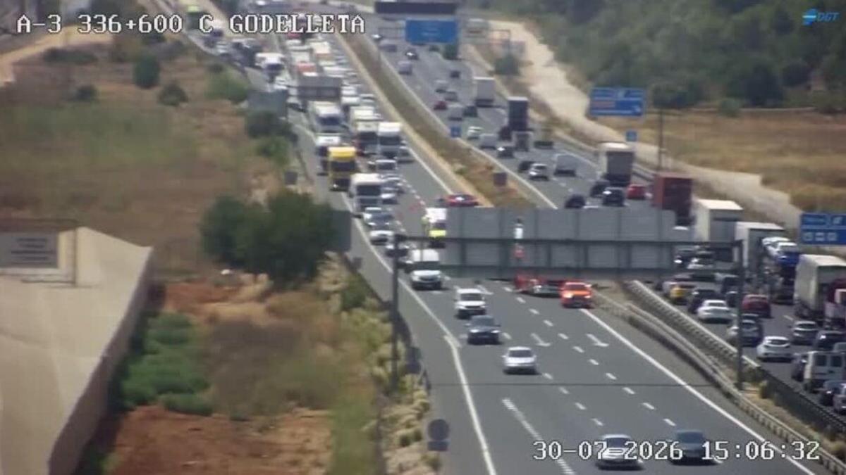 Un camión choca con tres turismos en la A-3 y moviliza un amplio dispositivo de emergencias