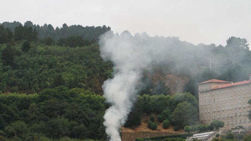 Un octogenario condenado por un incendio imprudente en O Carballiño, por el escape de una quema, alega que tuvo que irse del lugar por una cita médica