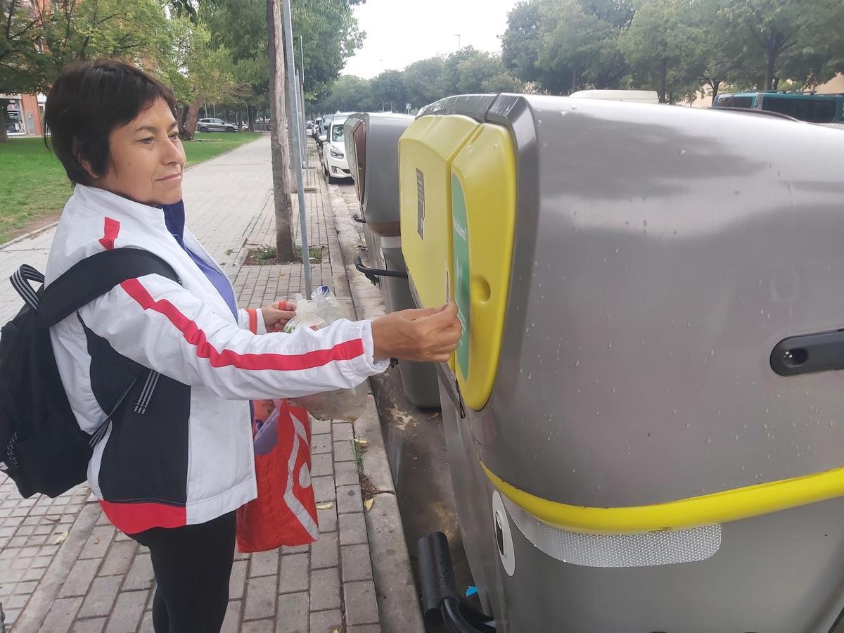 Una ciutadana utilitzant la targeta per obrir el contenidor per als envasos