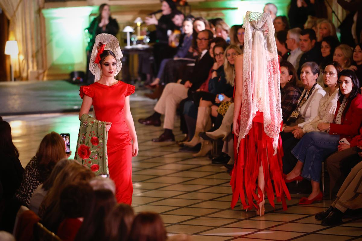 Desfile solidario de Alcer Córdoba en el Círculo de la Amistad