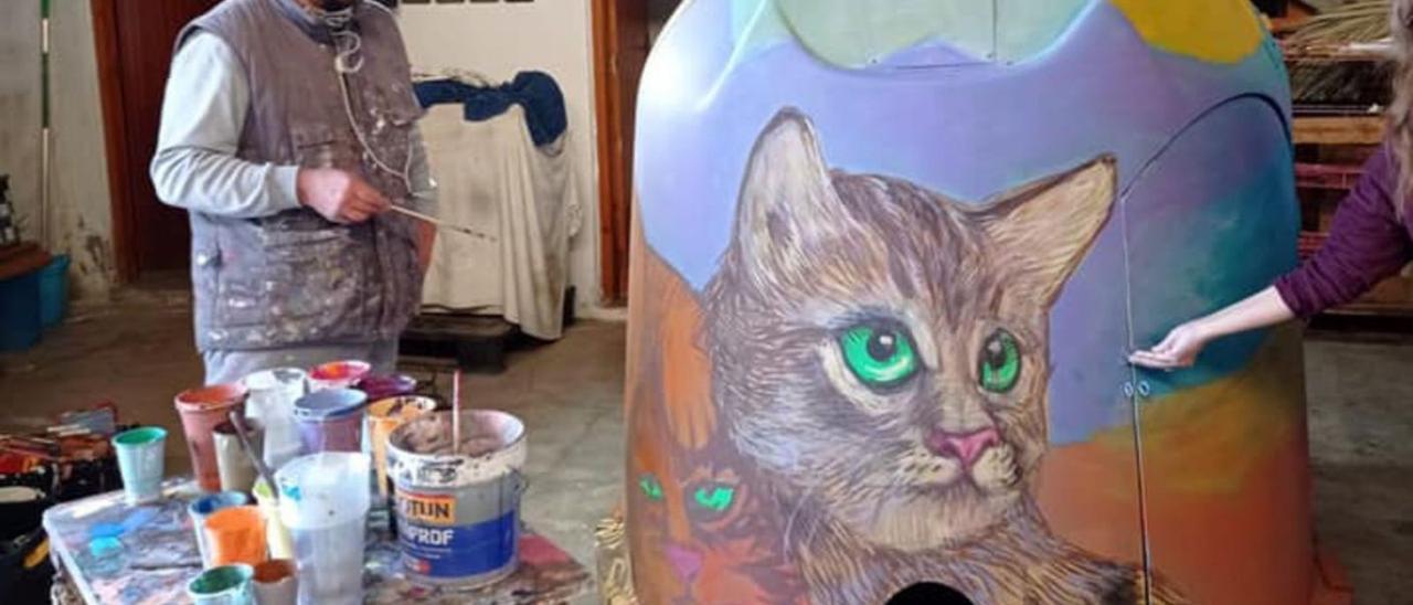 El artista alzireño Toni Espinar decora un iglú en desuso que ya alberga gatos callejeros. | LEVANTE-EMV